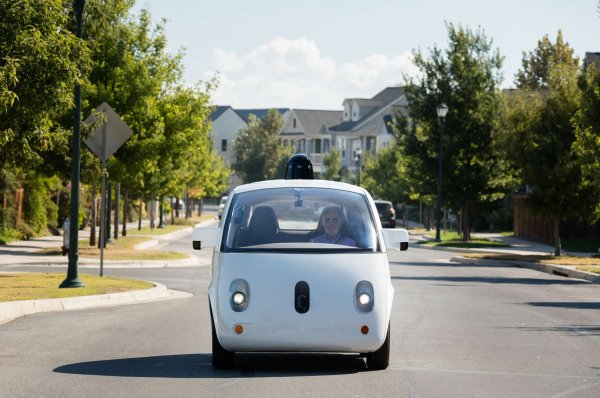 Въпреки че не е масово произвеждан автомобил, Google Firefly заслужава място в тази класация, защото е един от най-модерните автономни автомобили, разрешени за движение по улиците. Задвижван от електричество и ръководен от огромно количество картографски данни, Firefly навигира  по обществени пътища без педали или волан. Това помогна на инженерите на Google (и по-късно на Waymo ) да подобрят автономната технология, която те тестват основно в минивановете Chrysler Pacifica.
